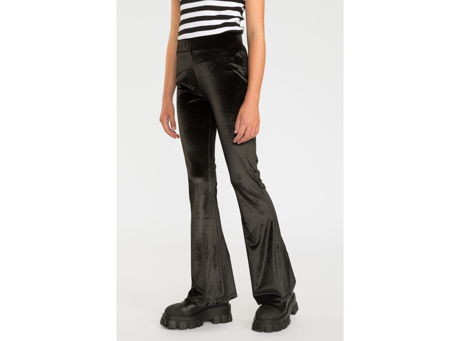 Czarne welurowe spodnie typu dzwony