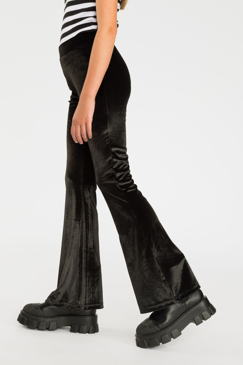 Czarne welurowe spodnie typu dzwony