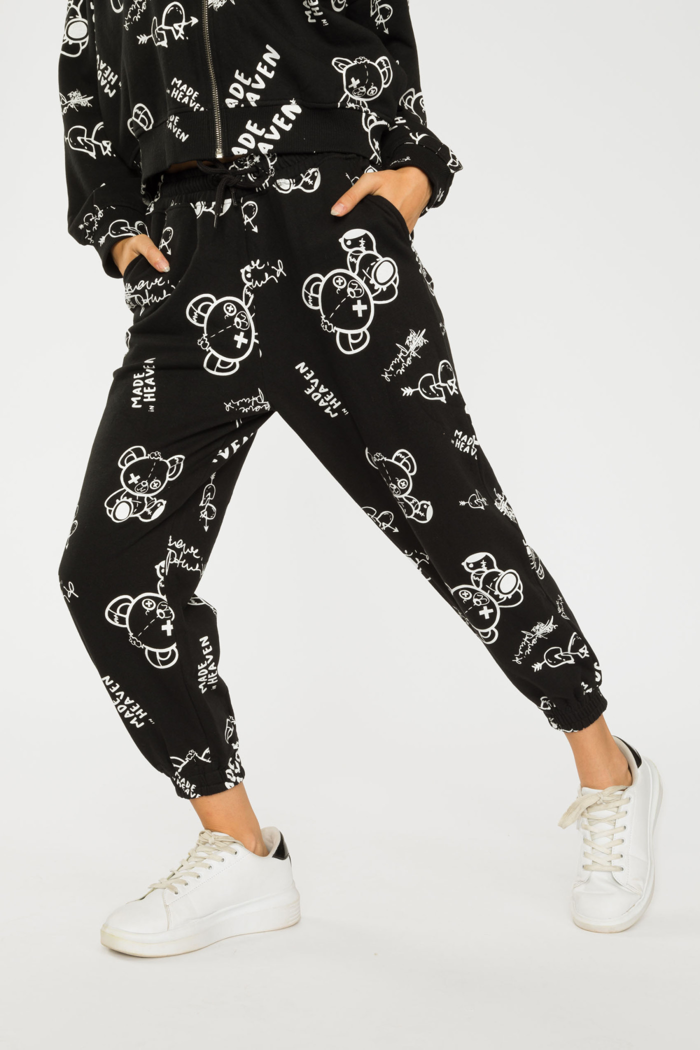 Czarne spodnie dresowe z nadrukami MADE IN HEAVEN