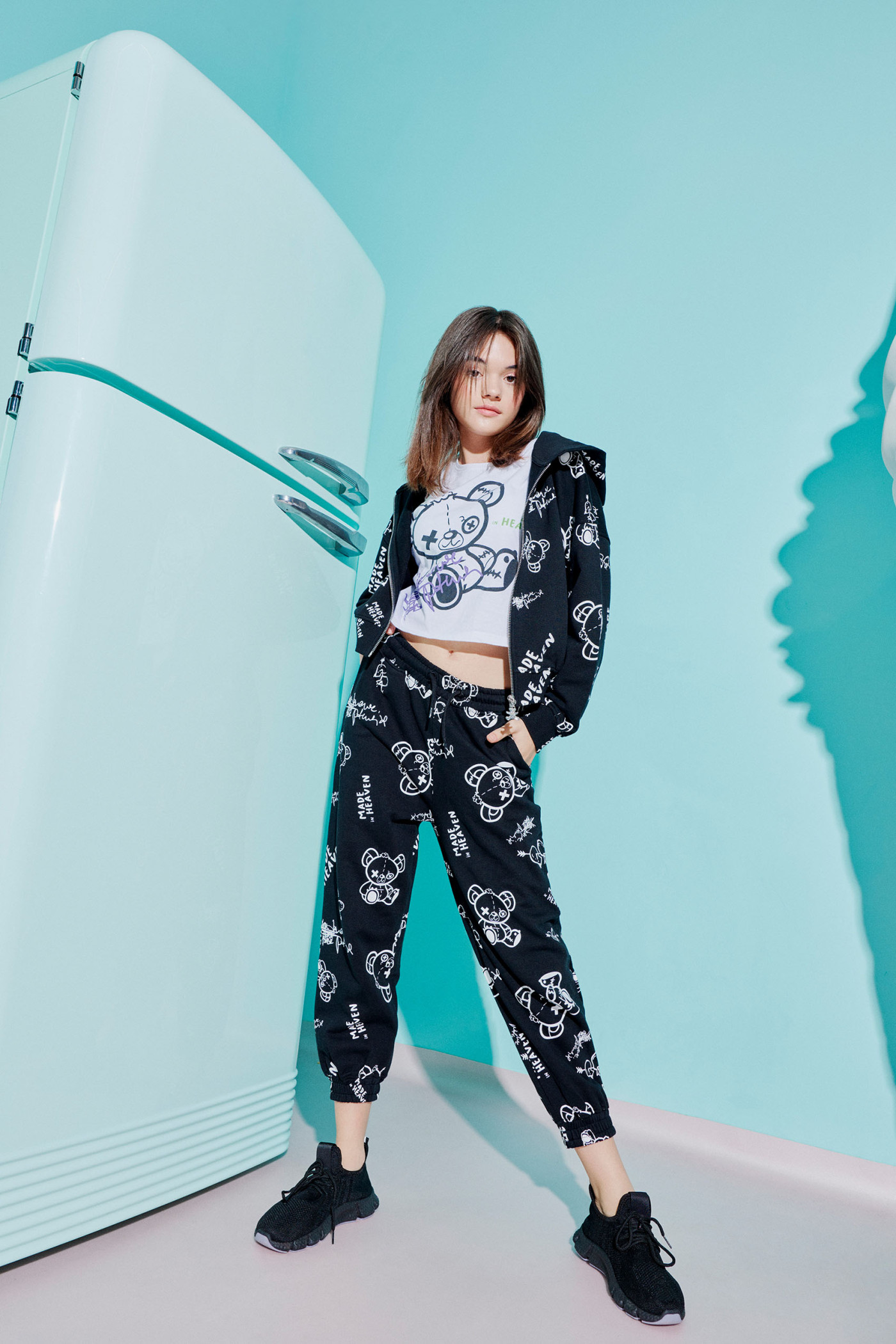 Czarne spodnie dresowe z nadrukami MADE IN HEAVEN