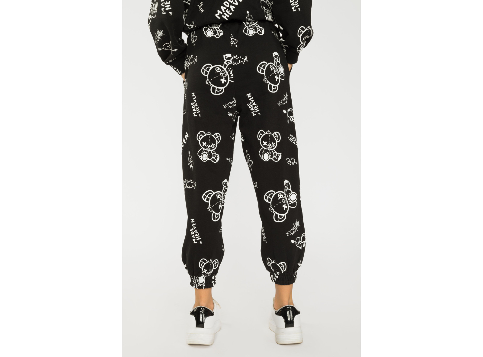 Czarne spodnie dresowe z nadrukami MADE IN HEAVEN