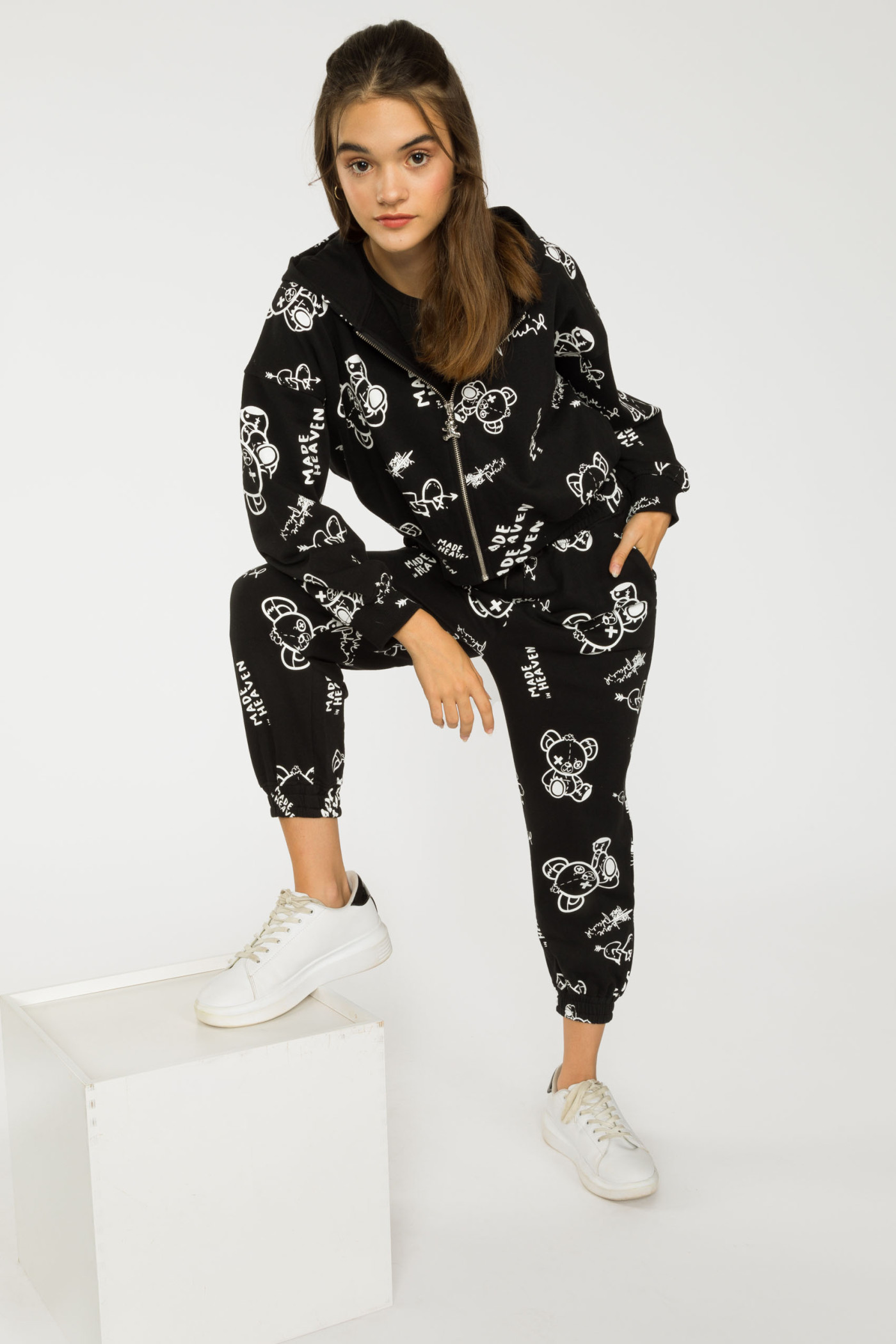 Czarne spodnie dresowe z nadrukami MADE IN HEAVEN