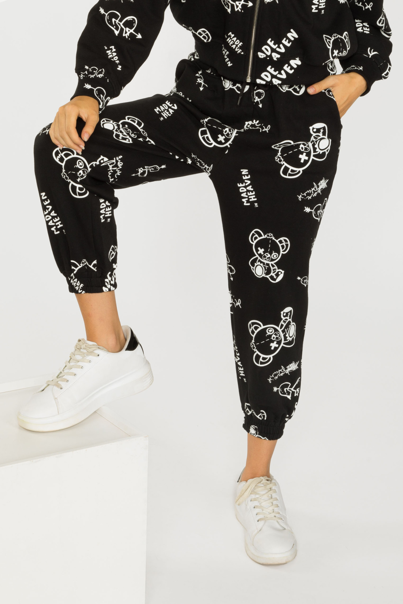 Czarne spodnie dresowe z nadrukami MADE IN HEAVEN