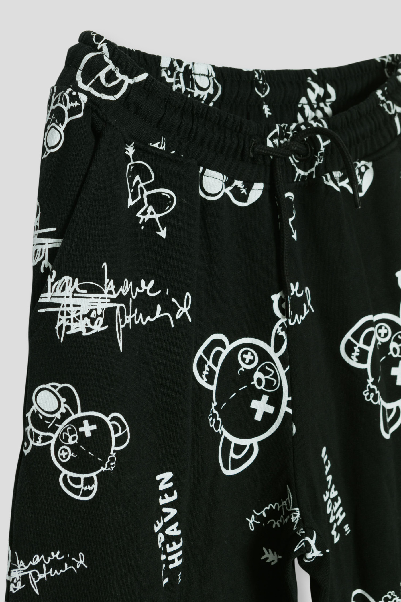 Czarne spodnie dresowe z nadrukami MADE IN HEAVEN