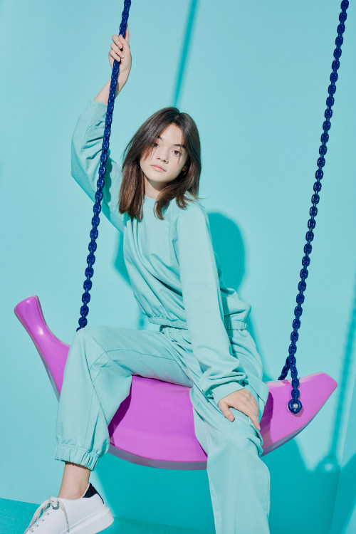 Miętowa bluza dresowa z ozdobnym napisem