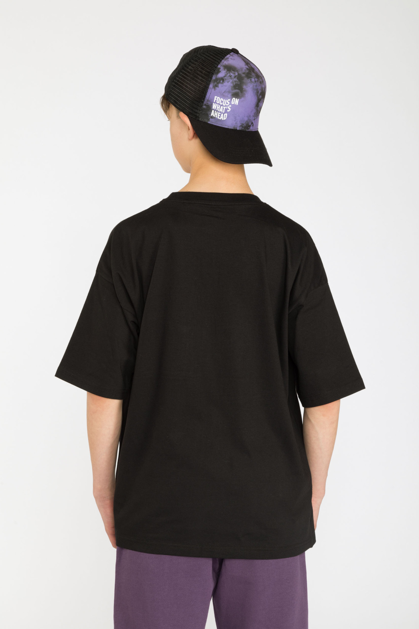 Czarny T-shirt z wielobarwną kieszenią holo