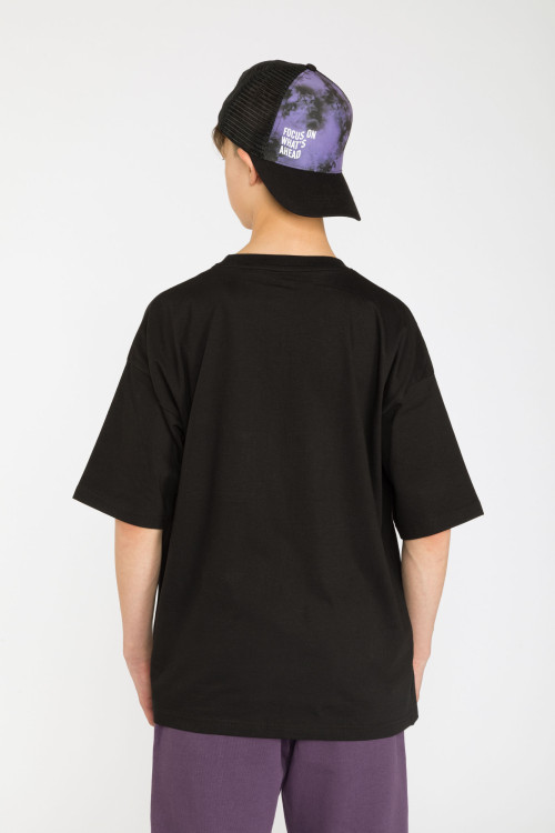 Czarny T-shirt z wielobarwną kieszenią holo