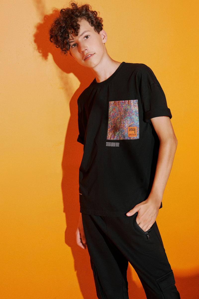 Czarny T-shirt z wielobarwną kieszenią holo