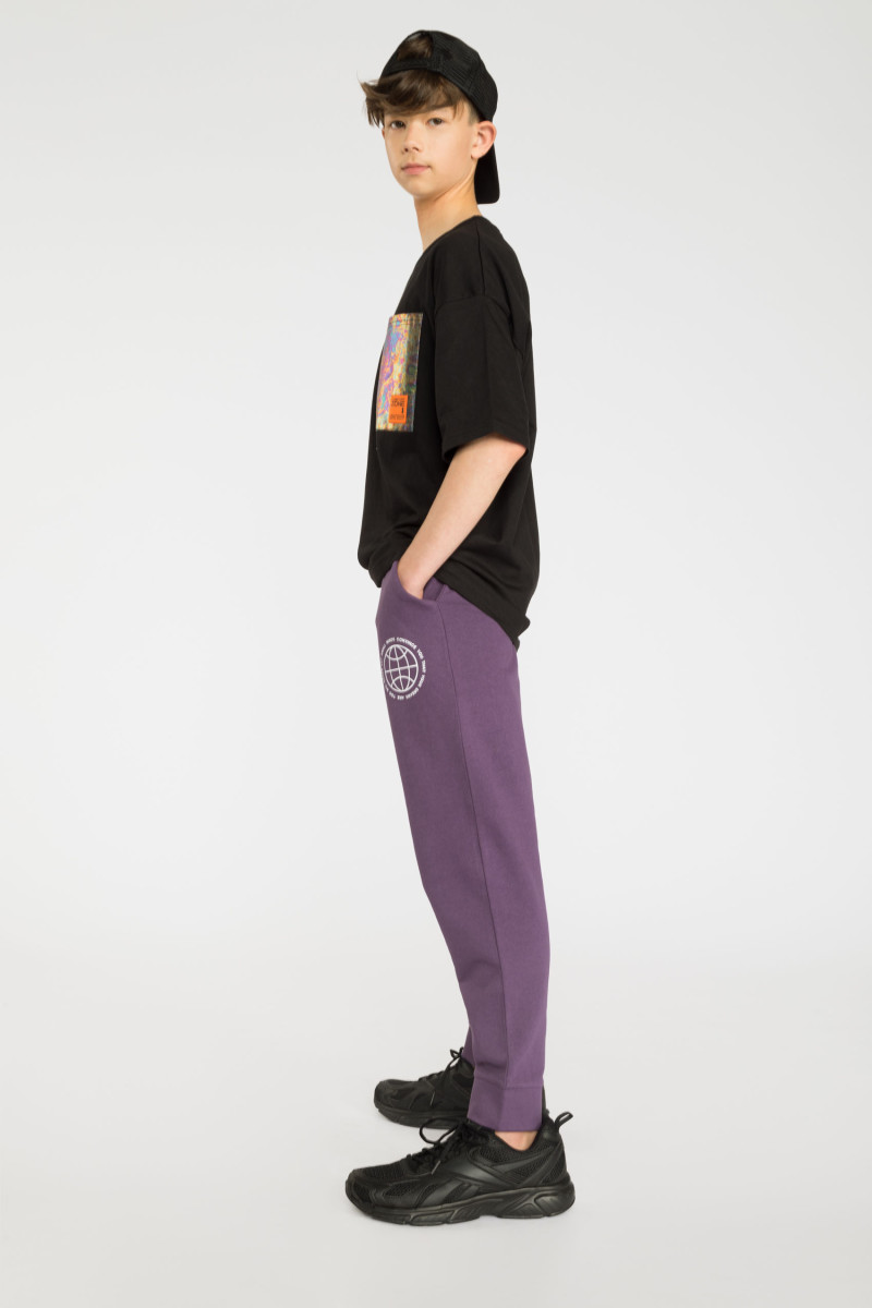 Czarny T-shirt z wielobarwną kieszenią holo