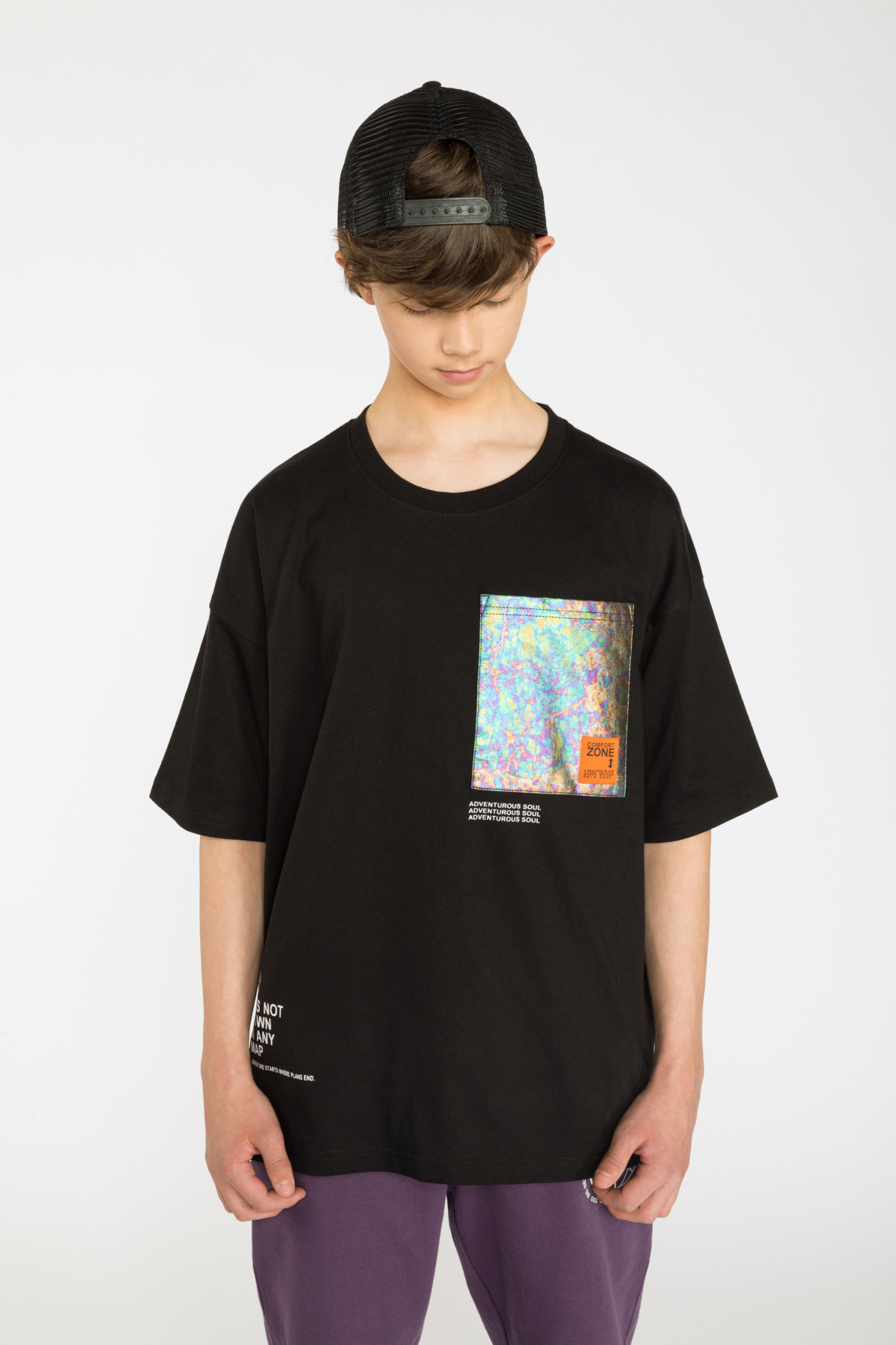 Czarny T-shirt z wielobarwną kieszenią holo