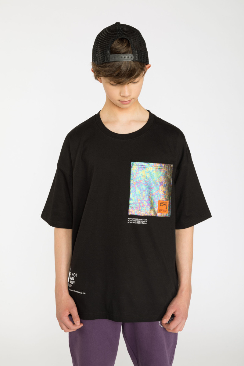 Czarny T-shirt z wielobarwną kieszenią holo