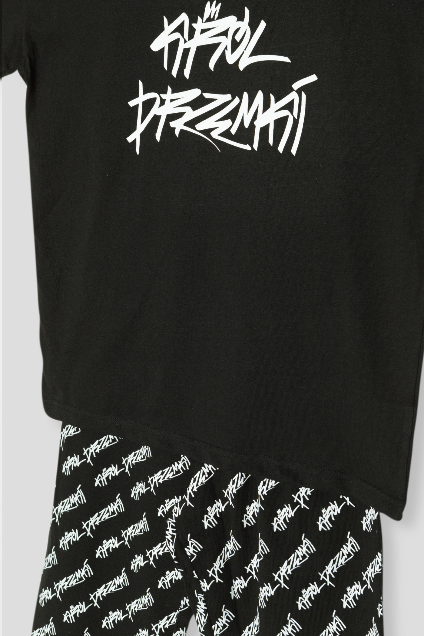 Czarna dwuczęściowa piżama koszulka i spodenki