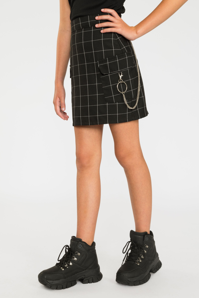 Czarna spódnica w kratę z ozdobnym łańcuszkiem