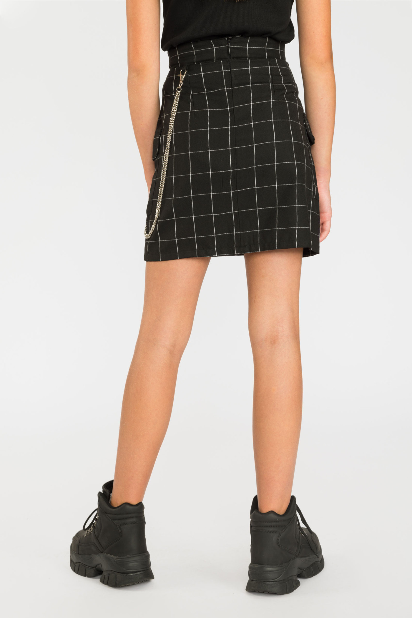 Czarna spódnica w kratę z ozdobnym łańcuszkiem