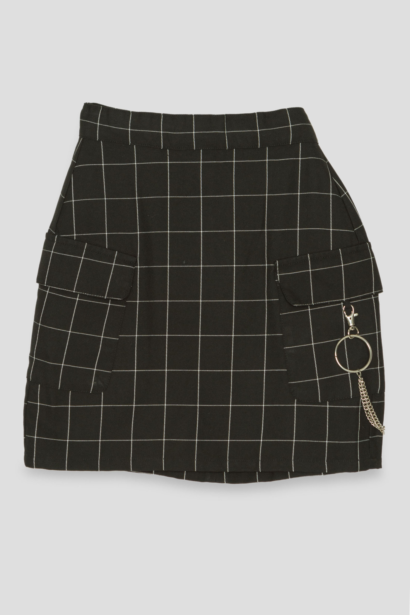 Czarna spódnica w kratę z ozdobnym łańcuszkiem
