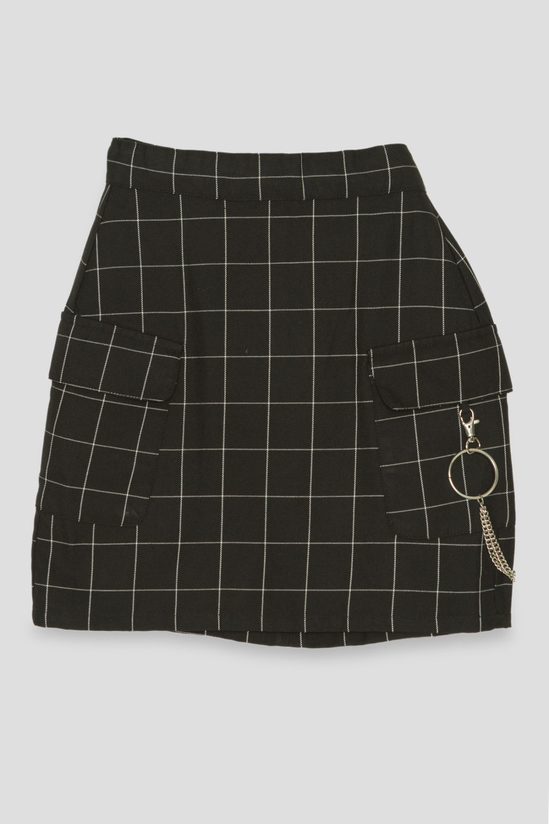 Czarna spódnica w kratę z ozdobnym łańcuszkiem