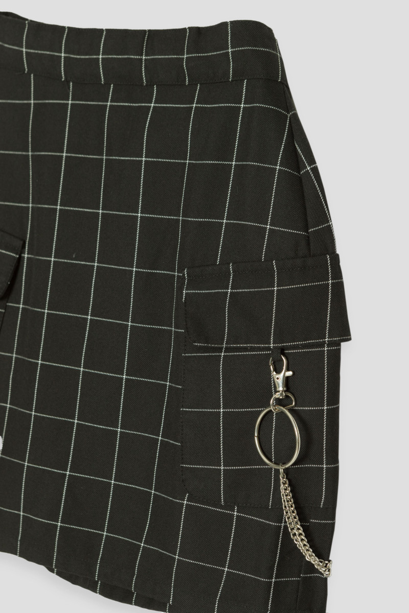 Czarna spódnica w kratę z ozdobnym łańcuszkiem