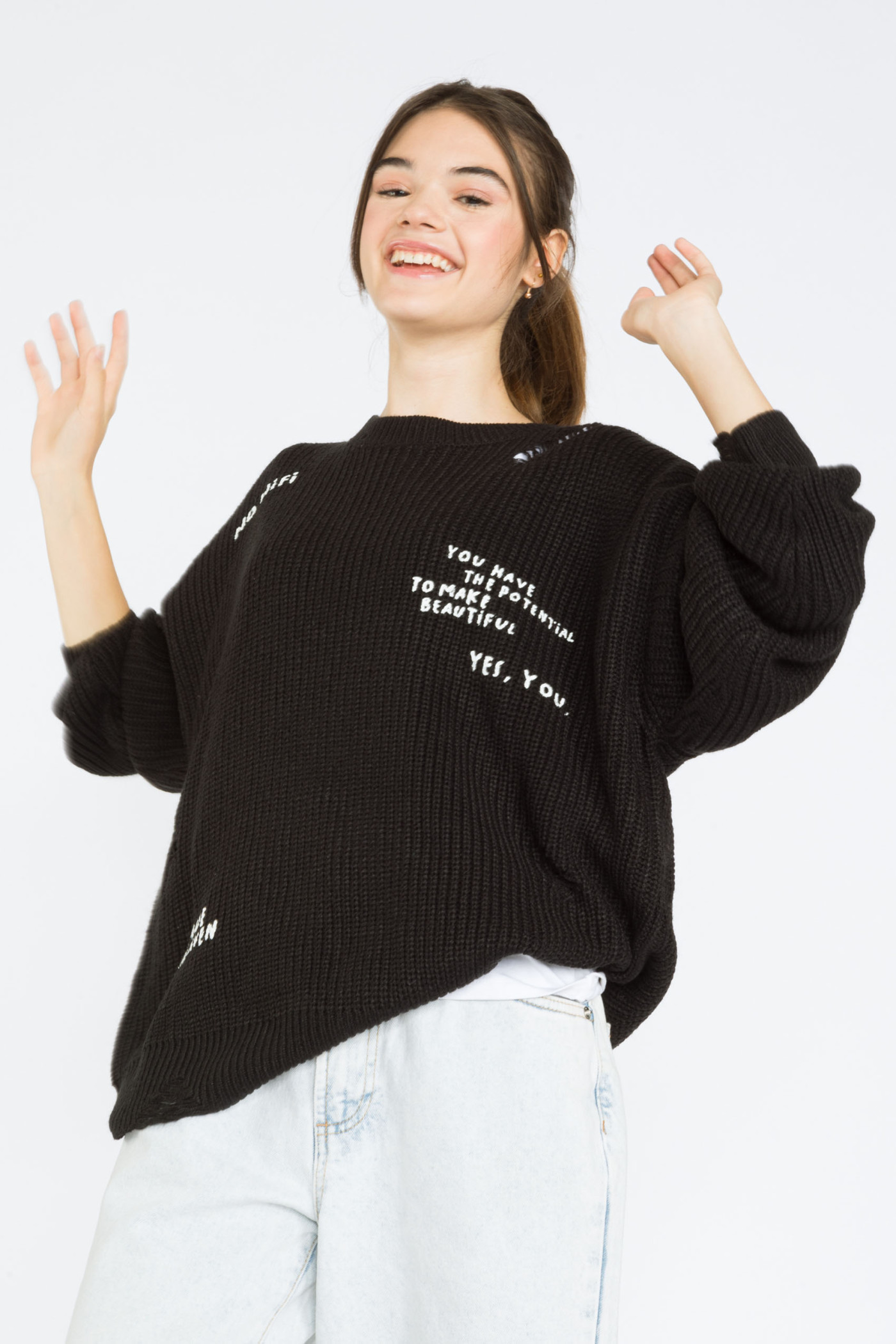 Czarny sweter oversize z ozdobnymi rozdarciami