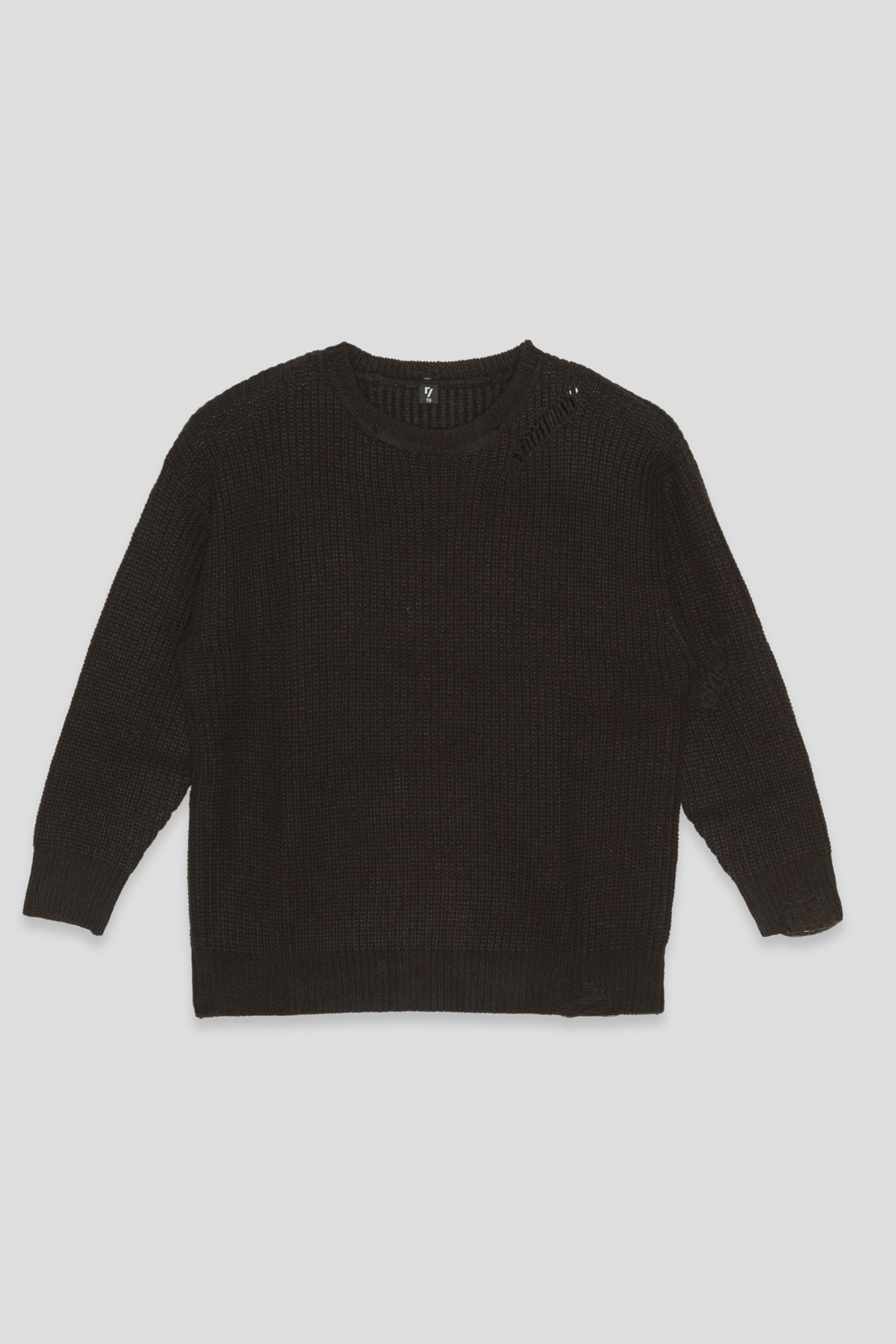 Czarny sweter z modnymi rozdarciami