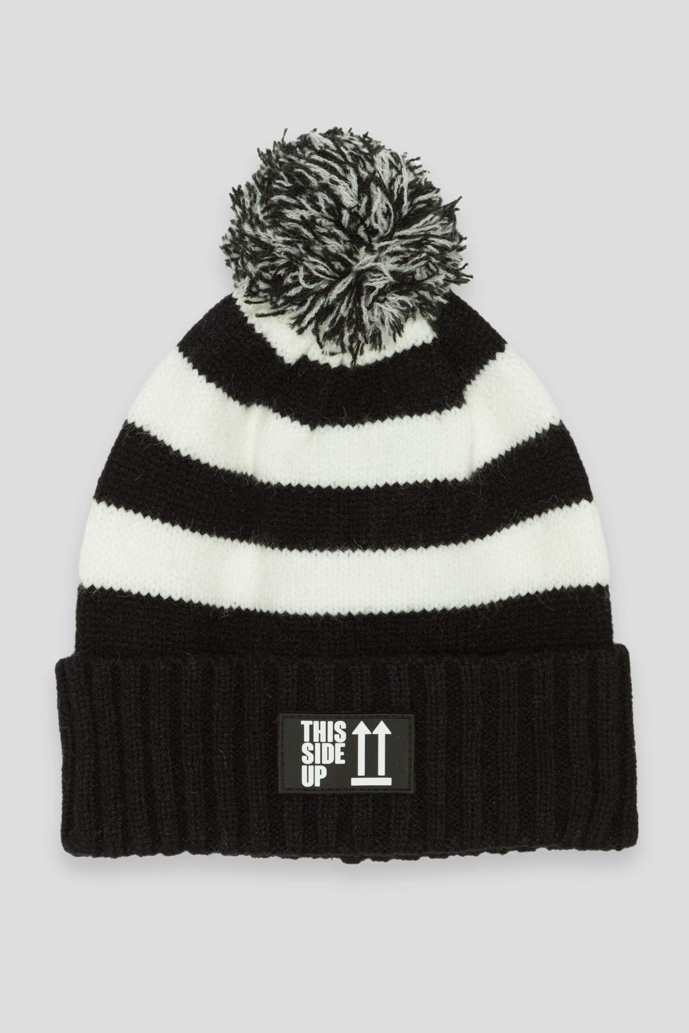 Czarno-biała czapka w paski z pomponem