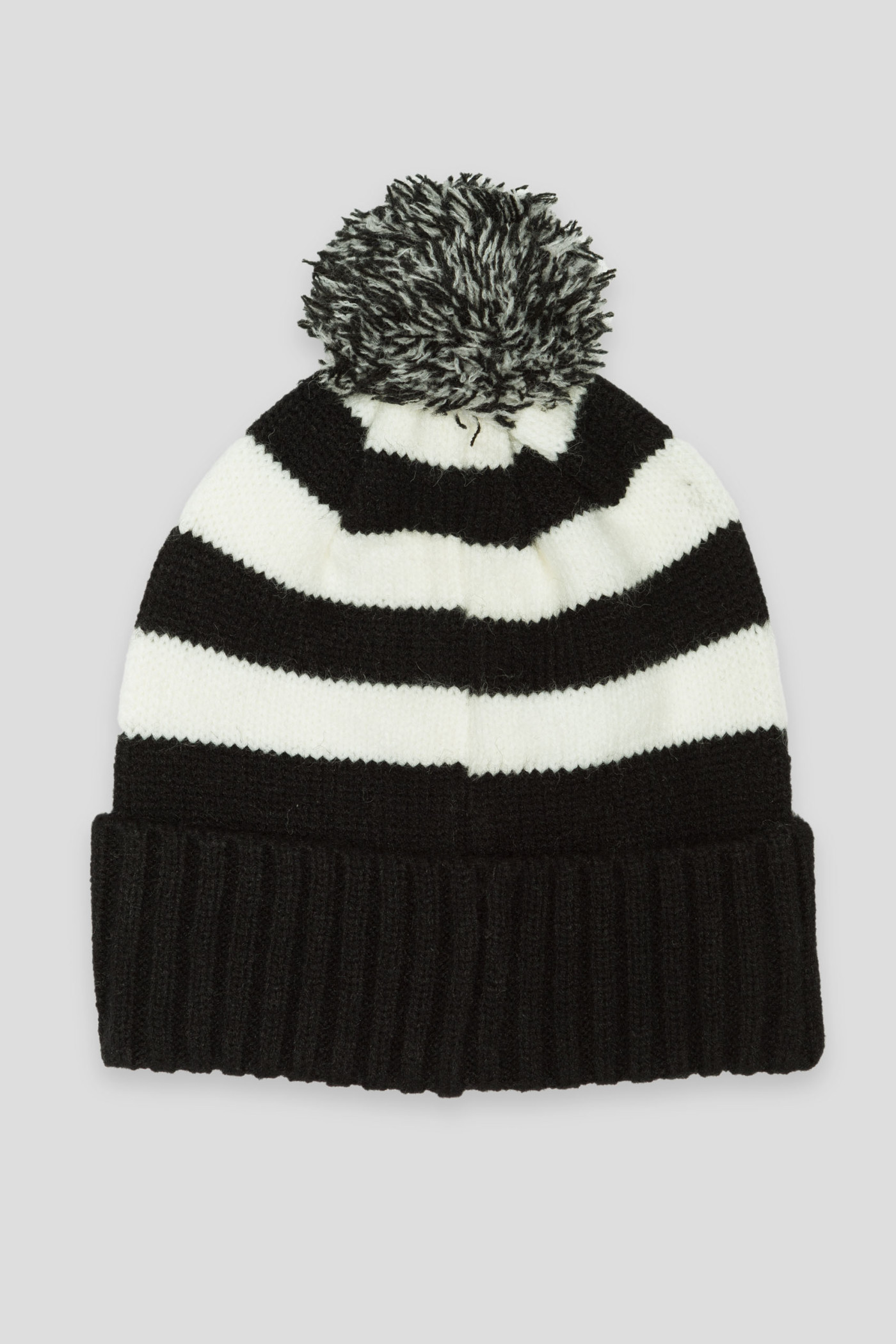 Czarno-biała czapka w paski z pomponem