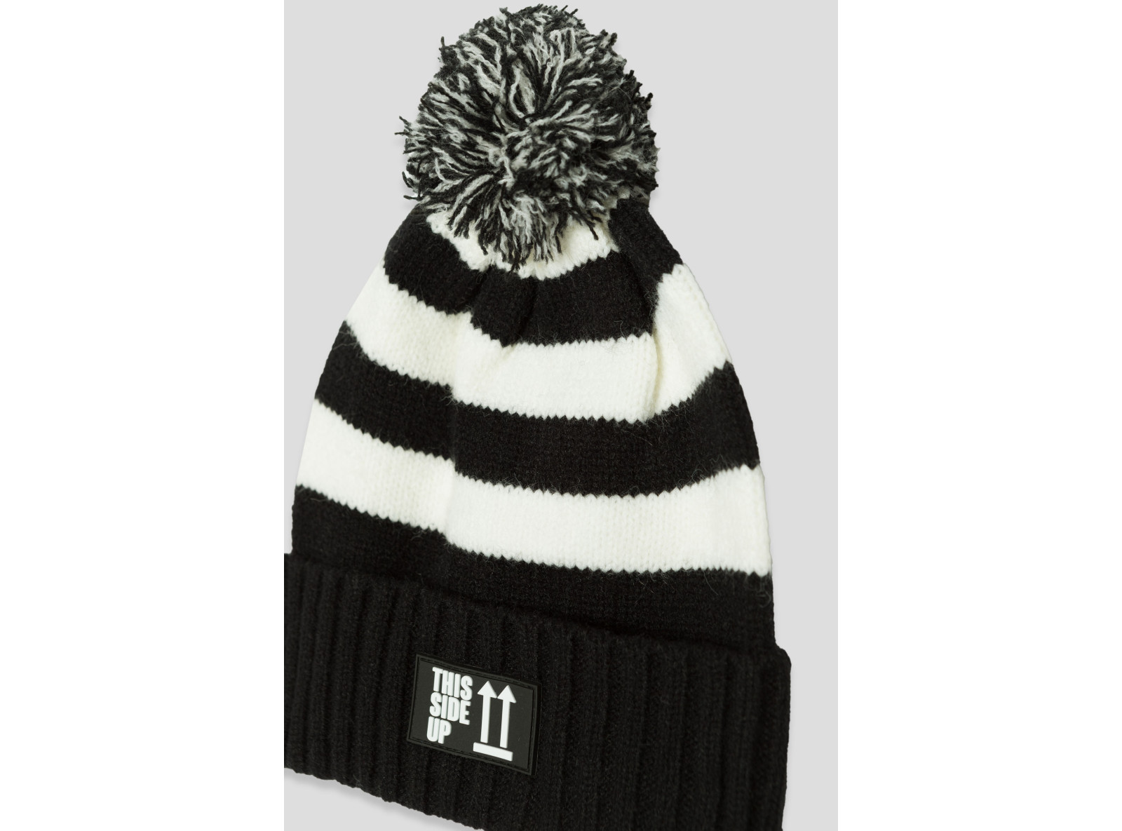 Czarno-biała czapka w paski z pomponem