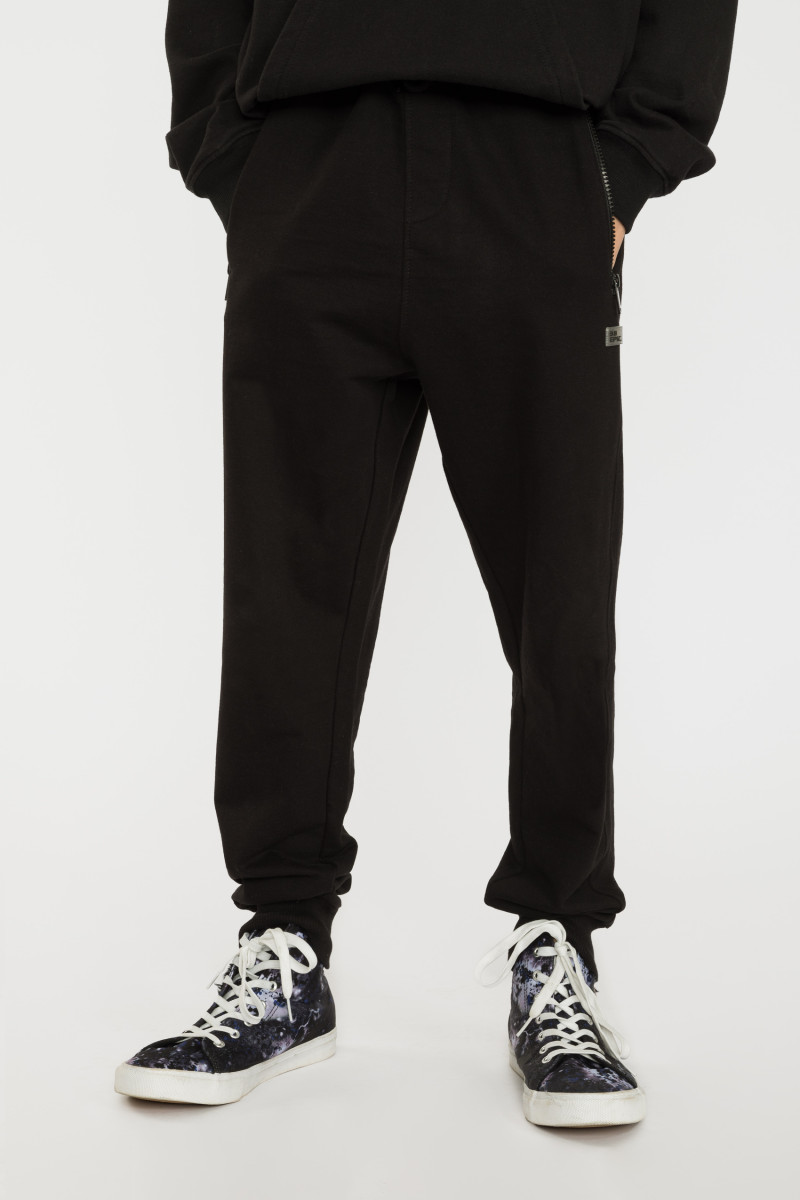 Czarne spodnie dresowe typu jogger