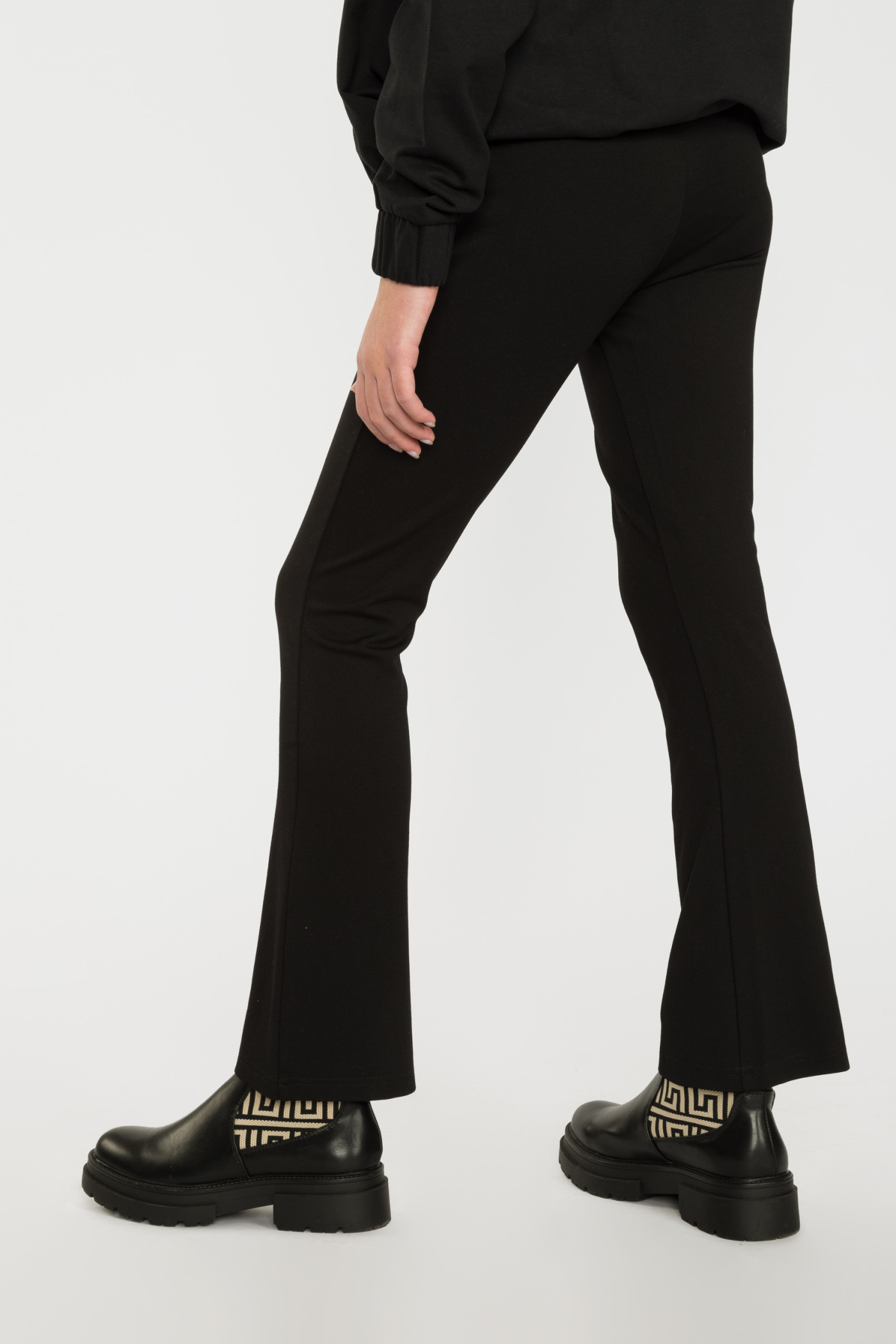 Czarne spodnie typu dzwony