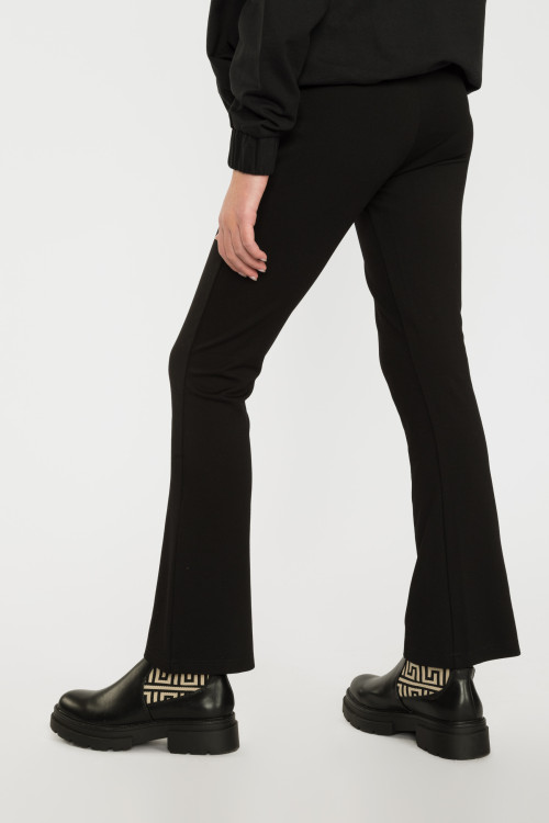 Czarne spodnie typu dzwony