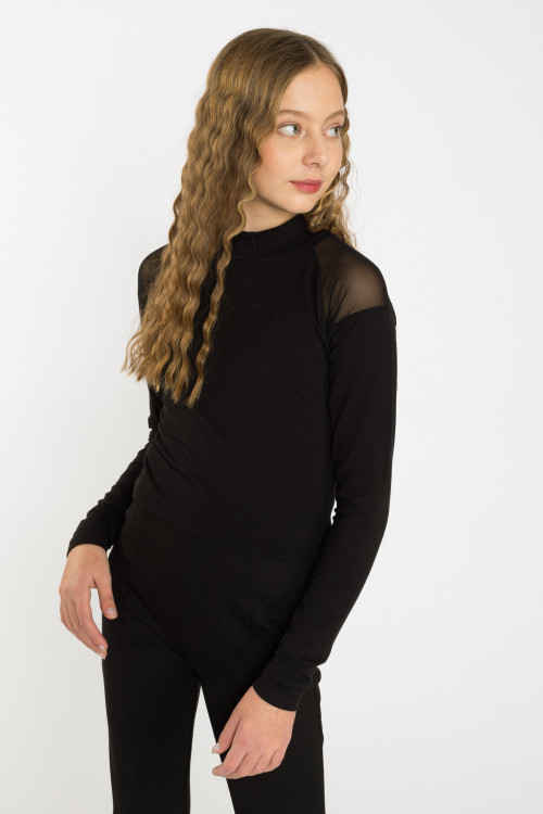 Czarny półgolf z siateczkowymi elementami