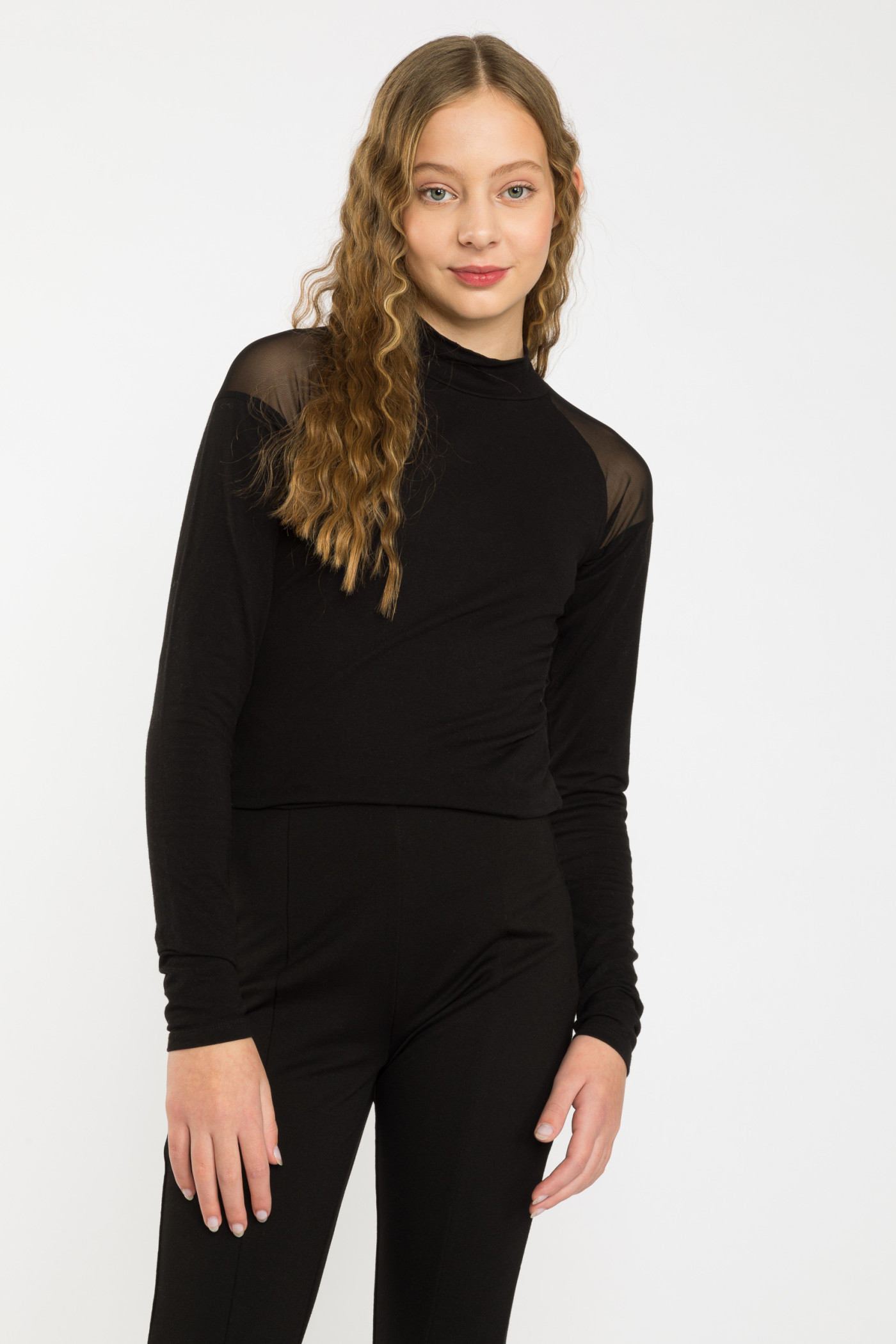 Czarny półgolf z siateczkowymi elementami