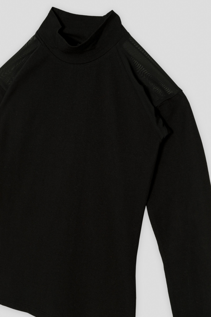 Czarny półgolf z siateczkowymi elementami