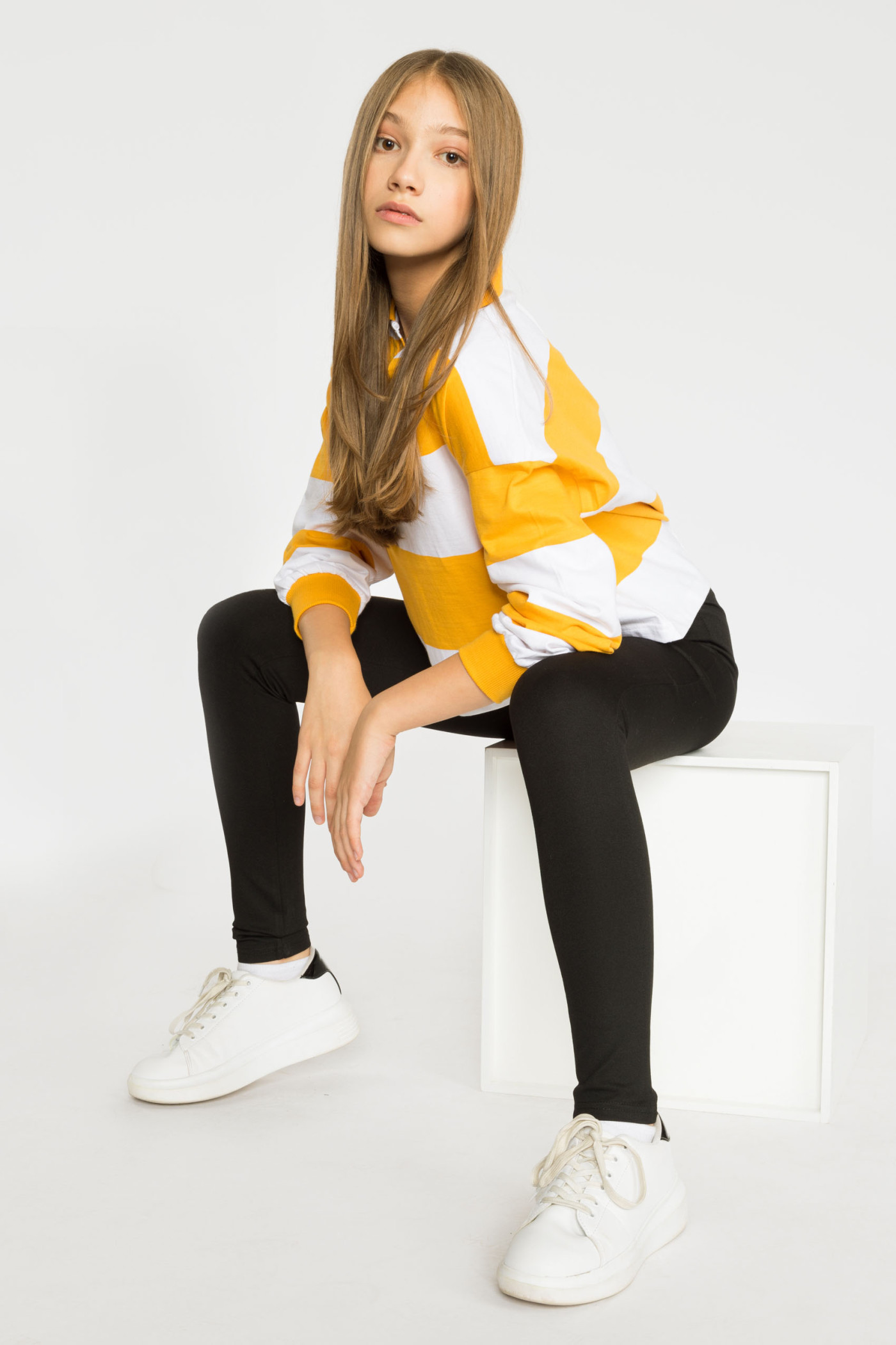 Czarne dopasowane spodnie z ozdobnym suwakiem