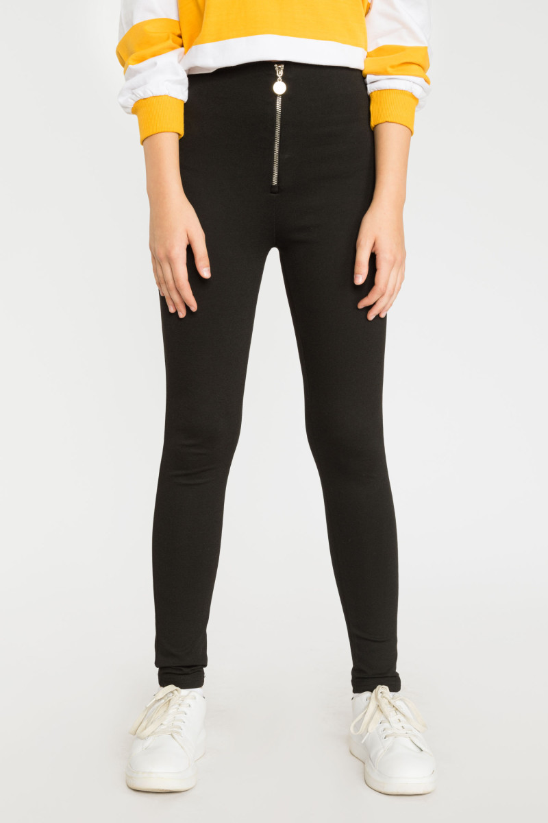 Czarne dopasowane spodnie z ozdobnym suwakiem