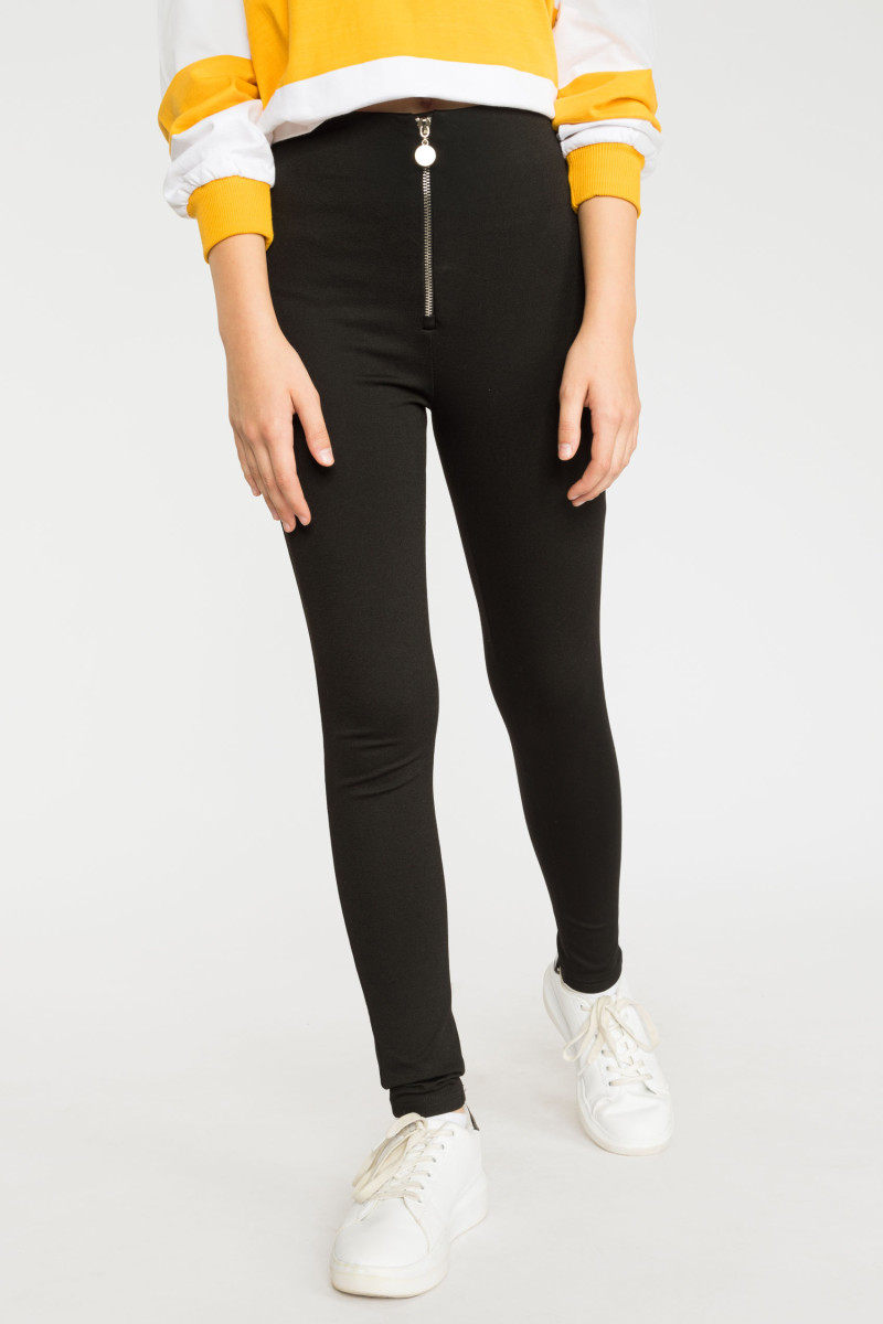 Czarne dopasowane spodnie z ozdobnym suwakiem