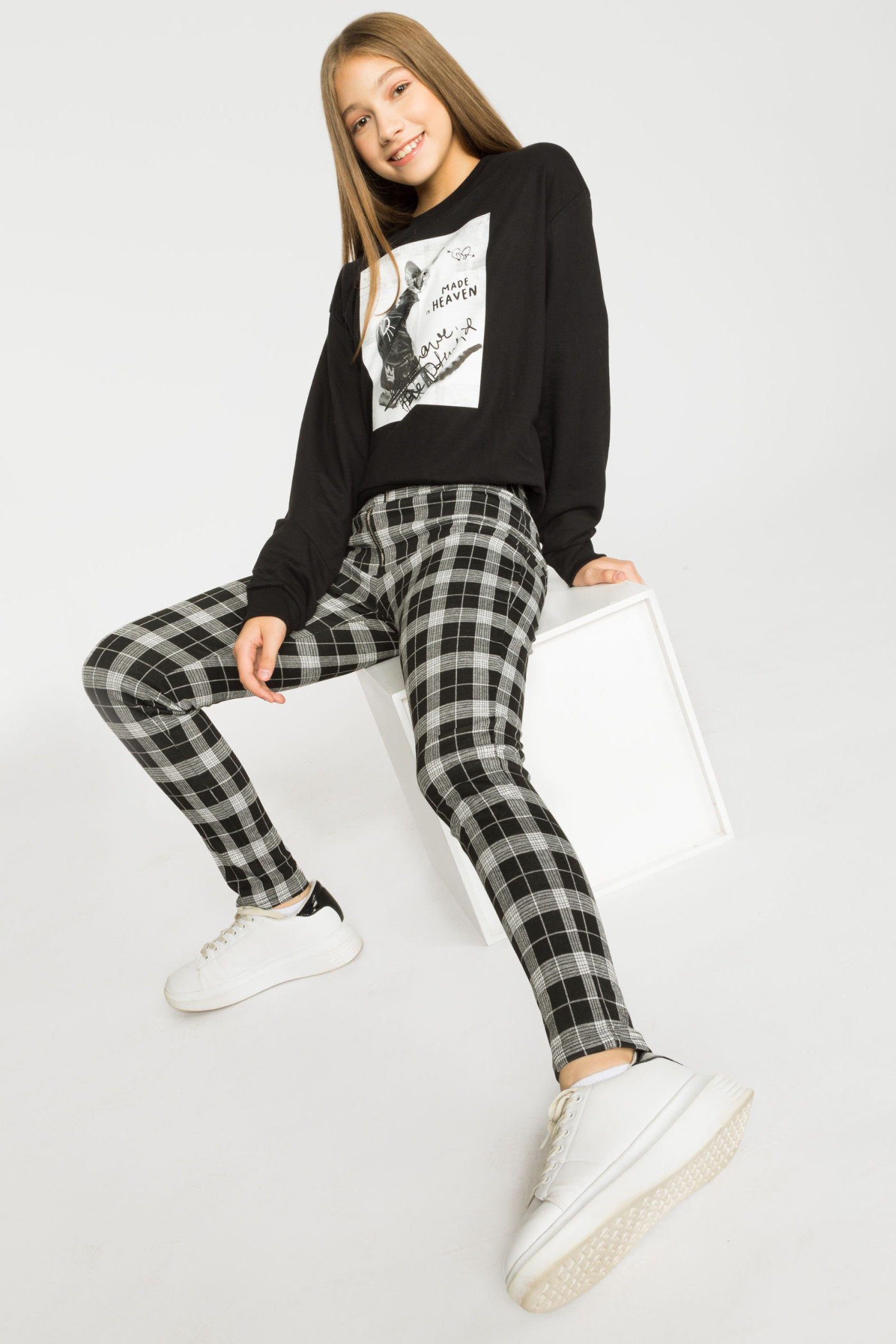 Dopasowane spodnie w kratę z ozdobnym suwakiem