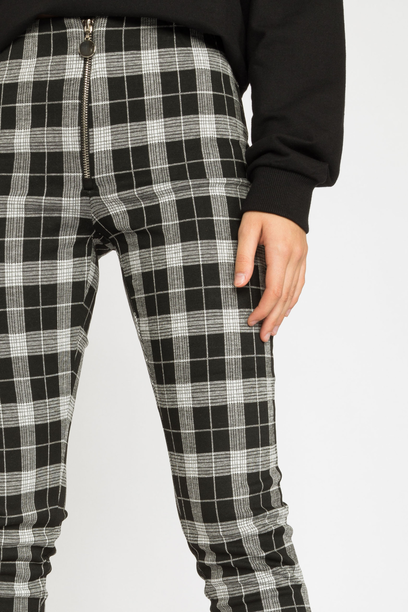 Dopasowane spodnie w kratę z ozdobnym suwakiem