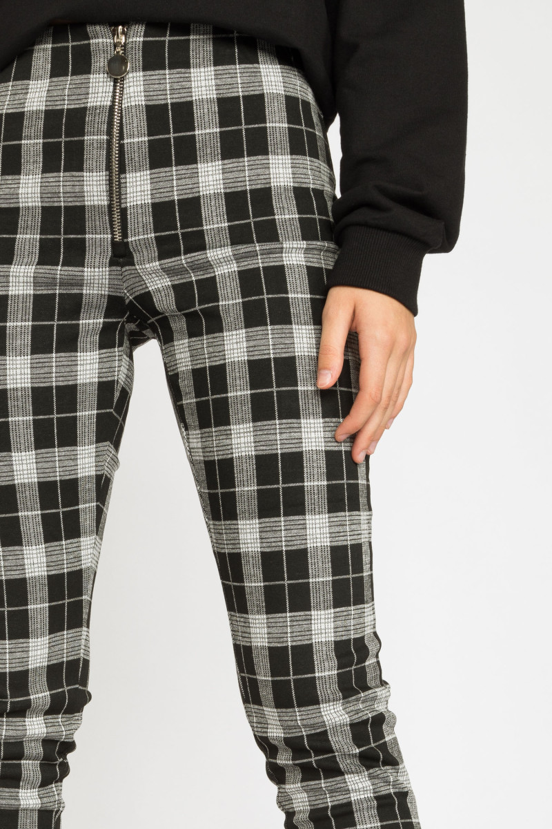 Dopasowane spodnie w kratę z ozdobnym suwakiem