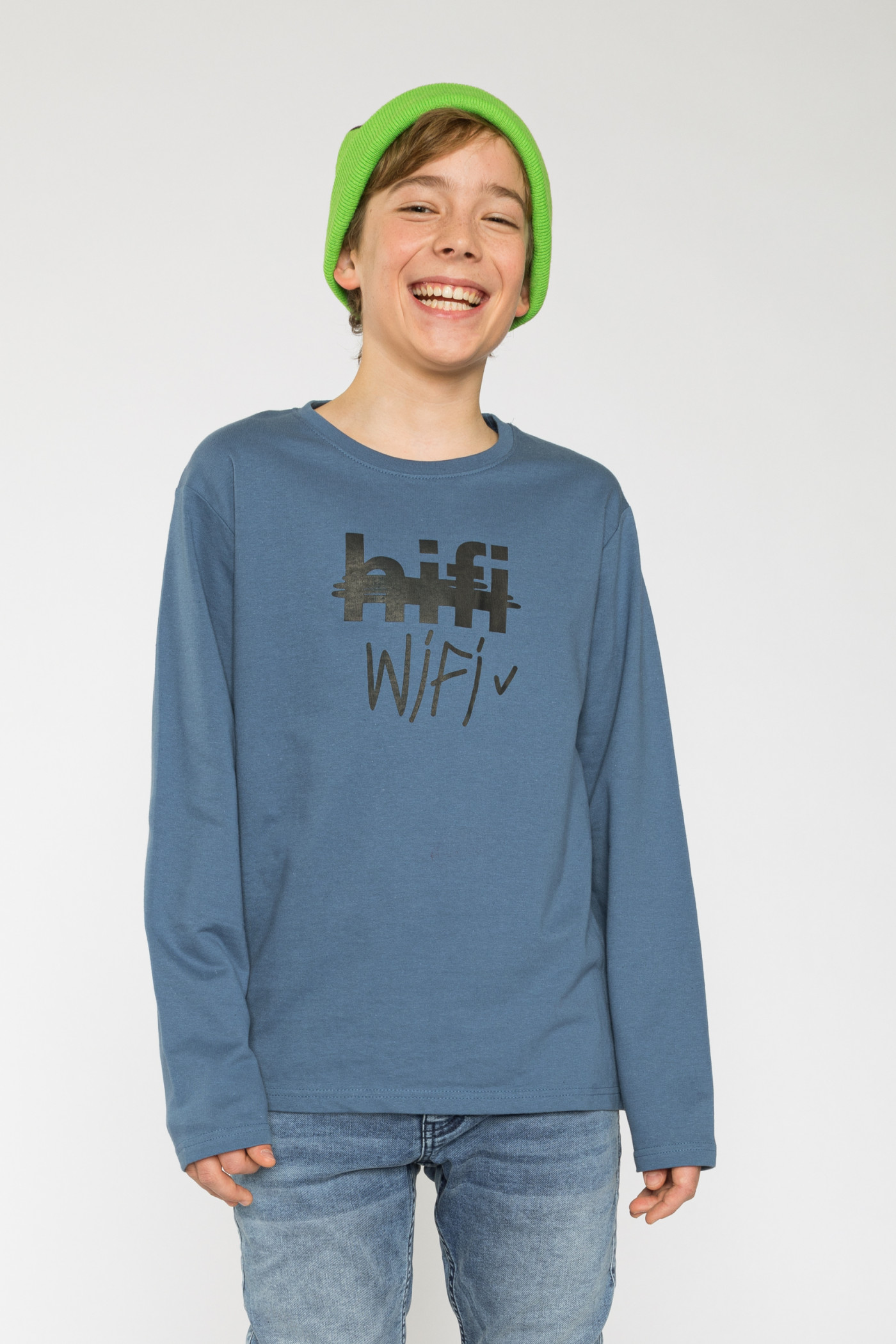 Niebieska koszulka z długim rękawem i napisem