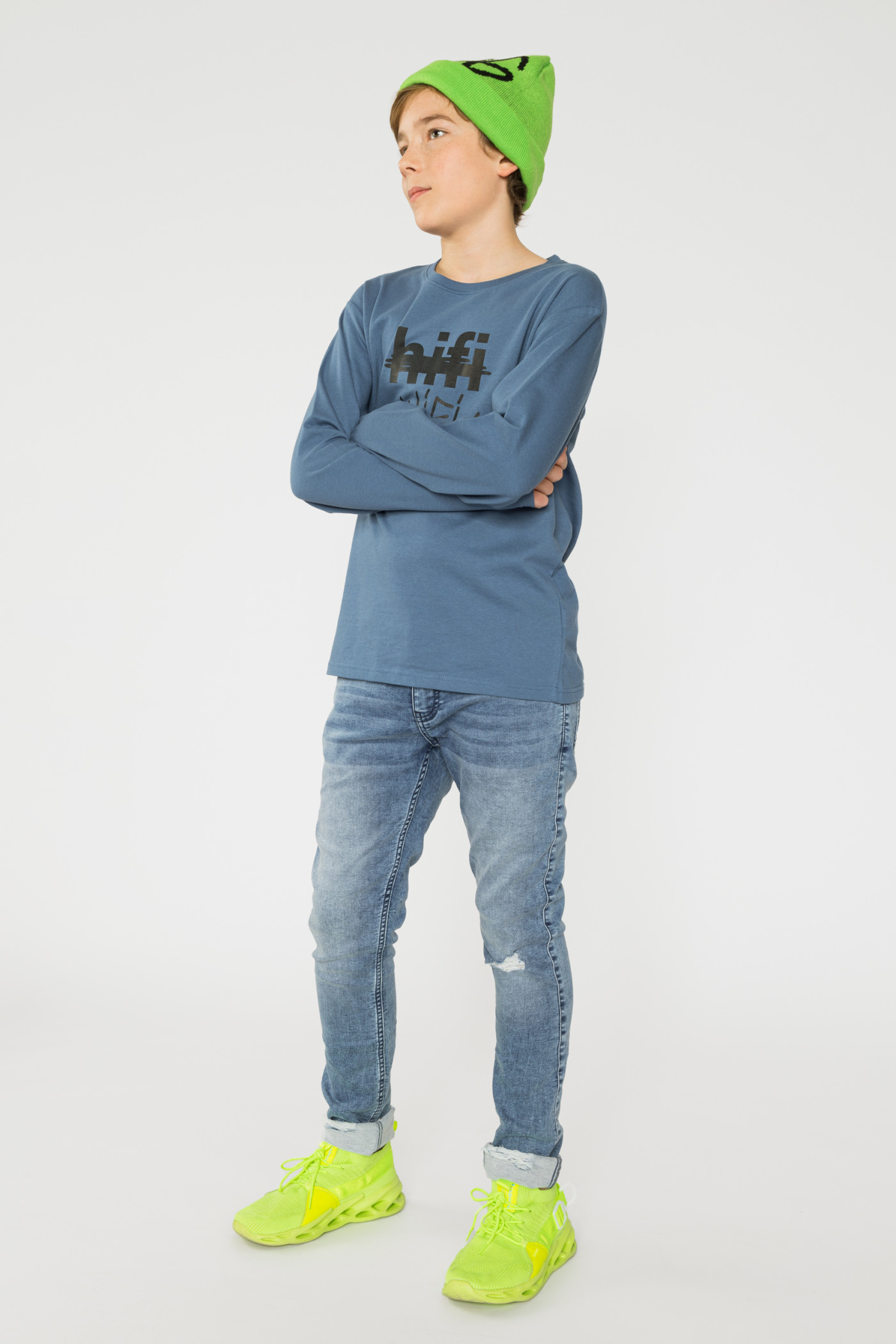 Niebieska koszulka z długim rękawem i napisem