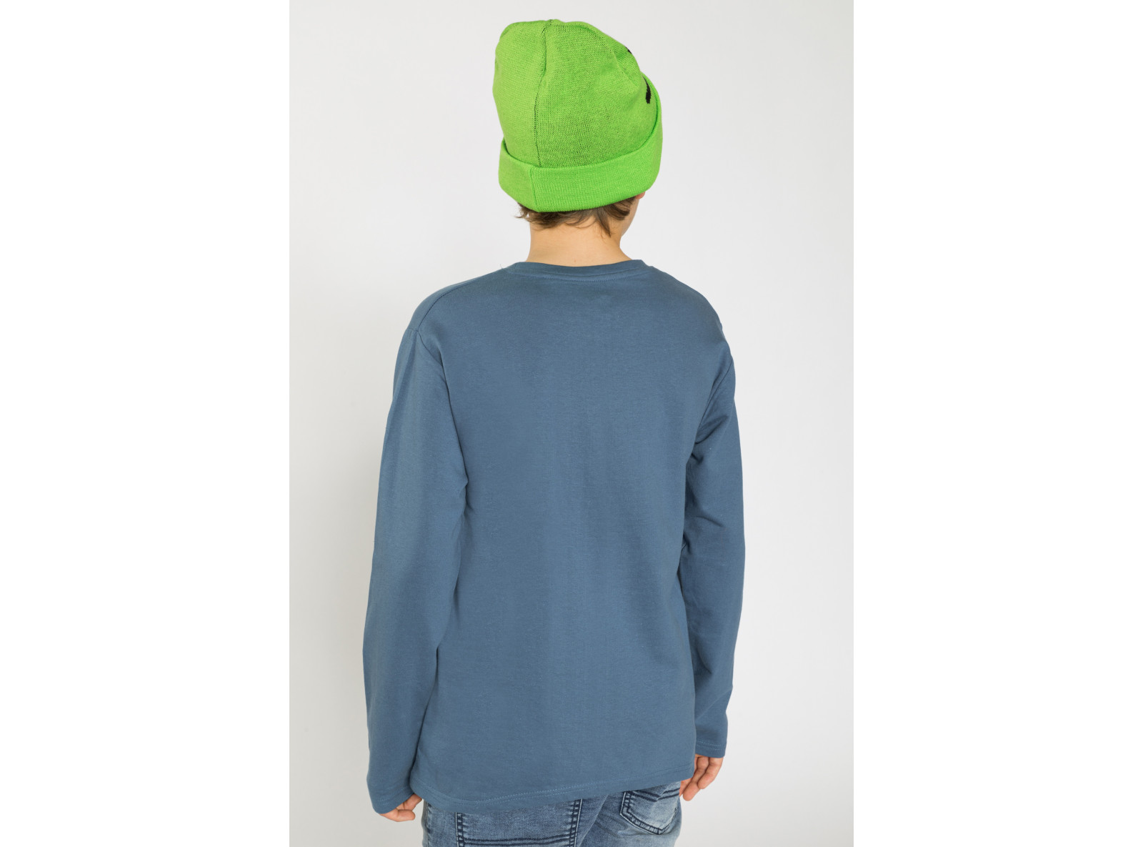 Niebieska koszulka z długim rękawem i napisem