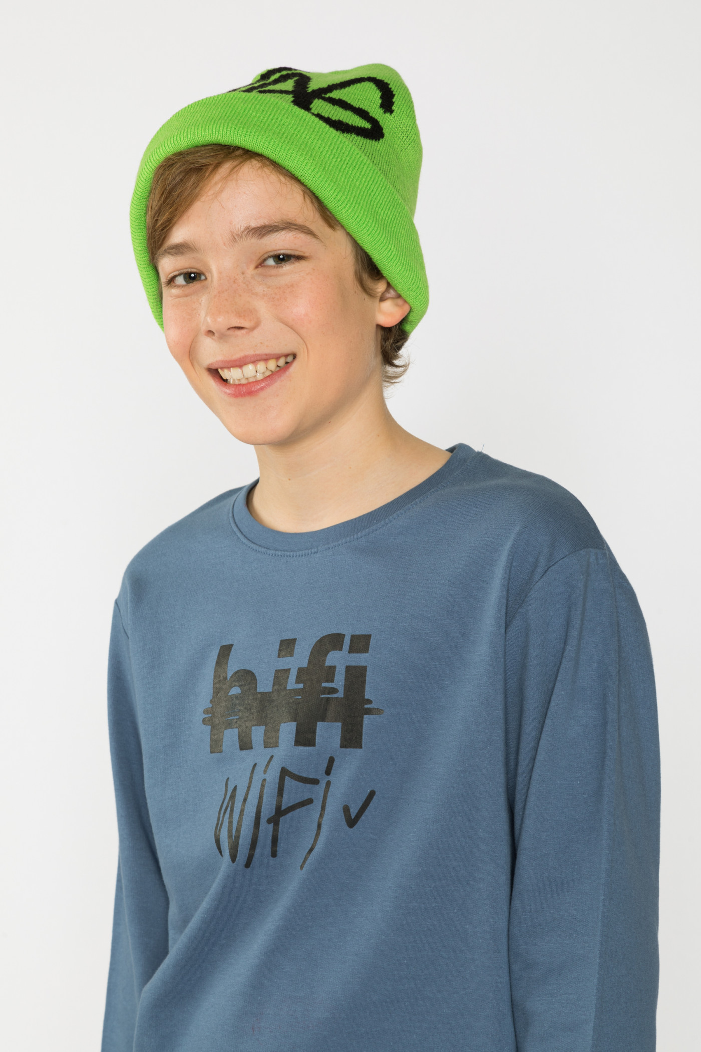 Niebieska koszulka z długim rękawem i napisem