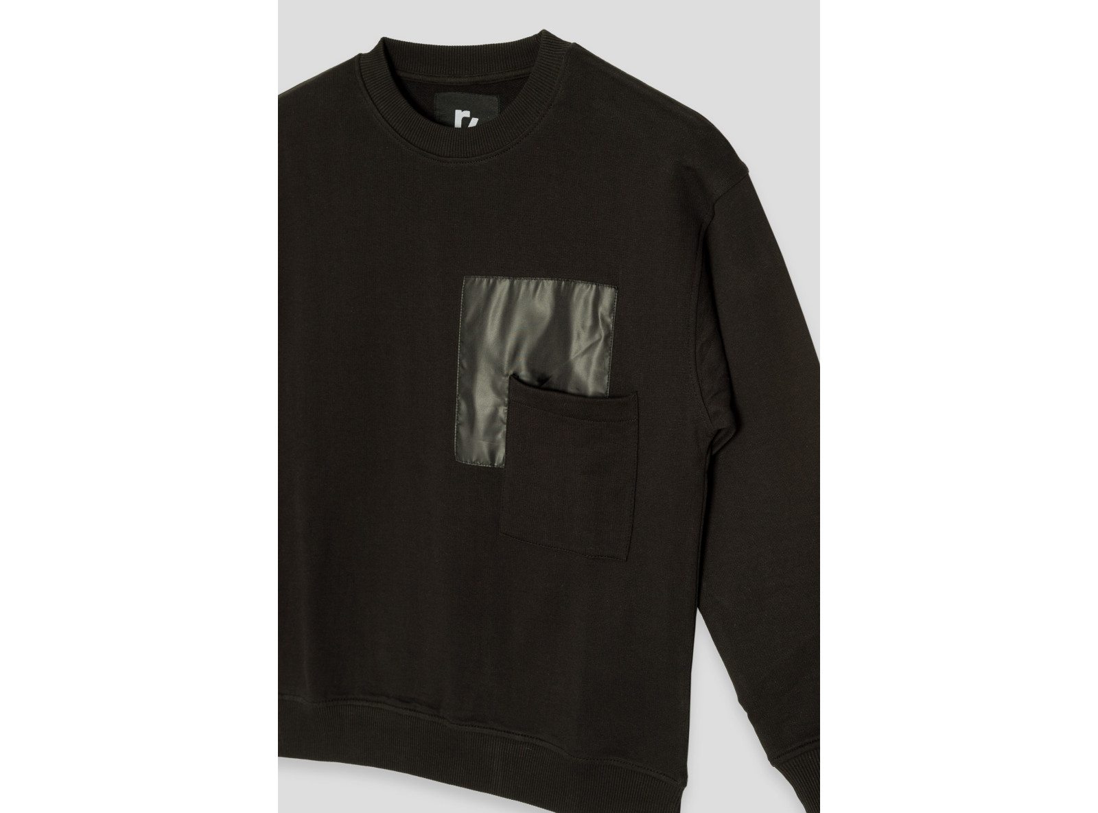 Czarna bluza z aplikacją z przodu