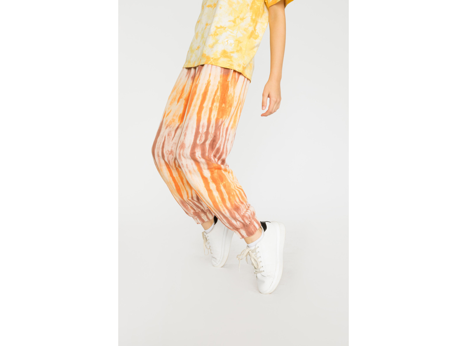 Wielobarwne spodnie dresowe tie dye