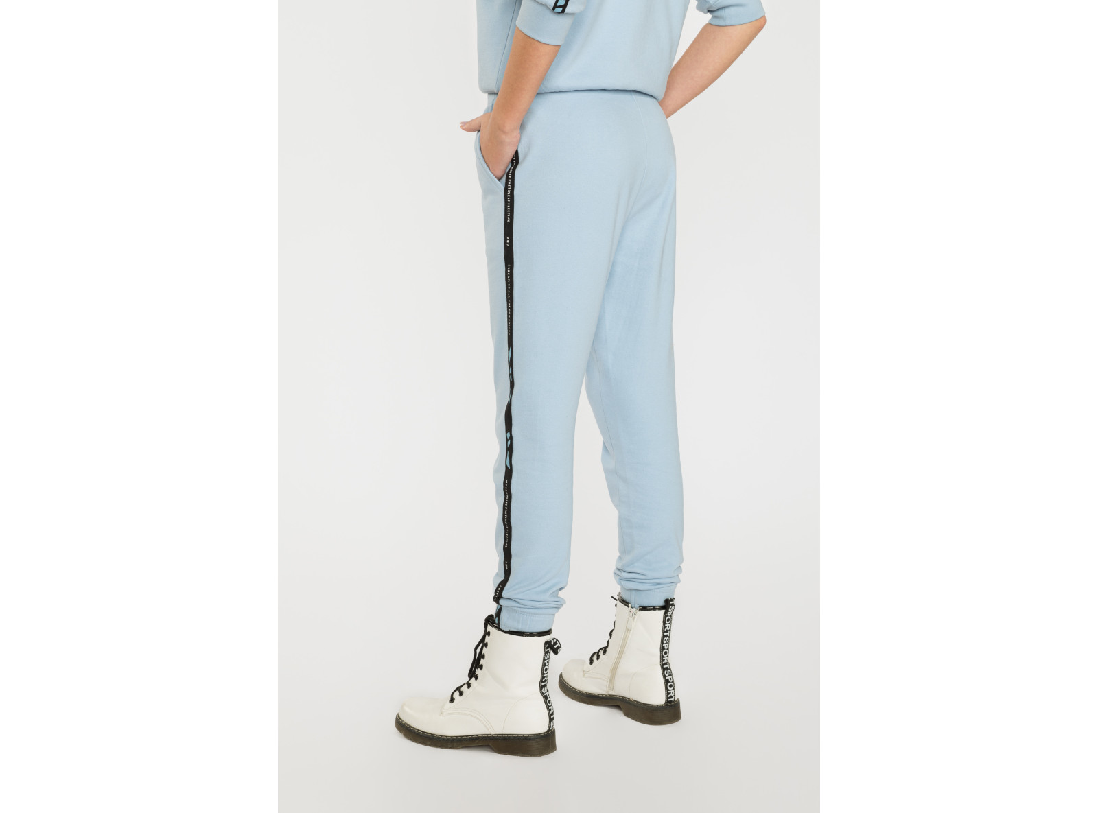 Błękitne spodnie dresowe z lampasami