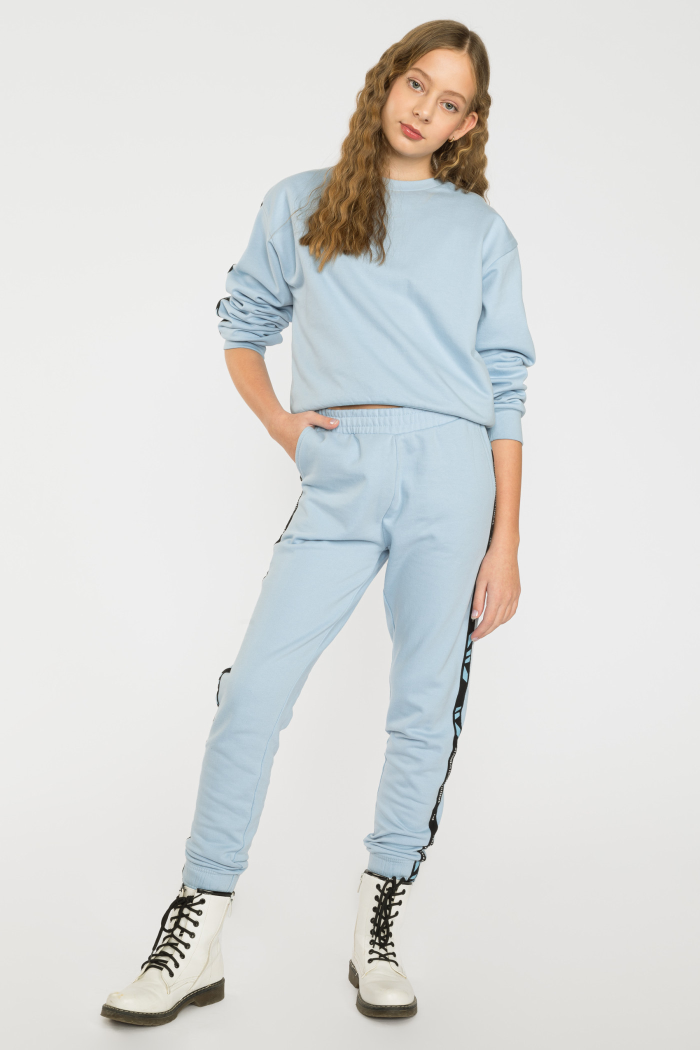 Błękitne spodnie dresowe z lampasami
