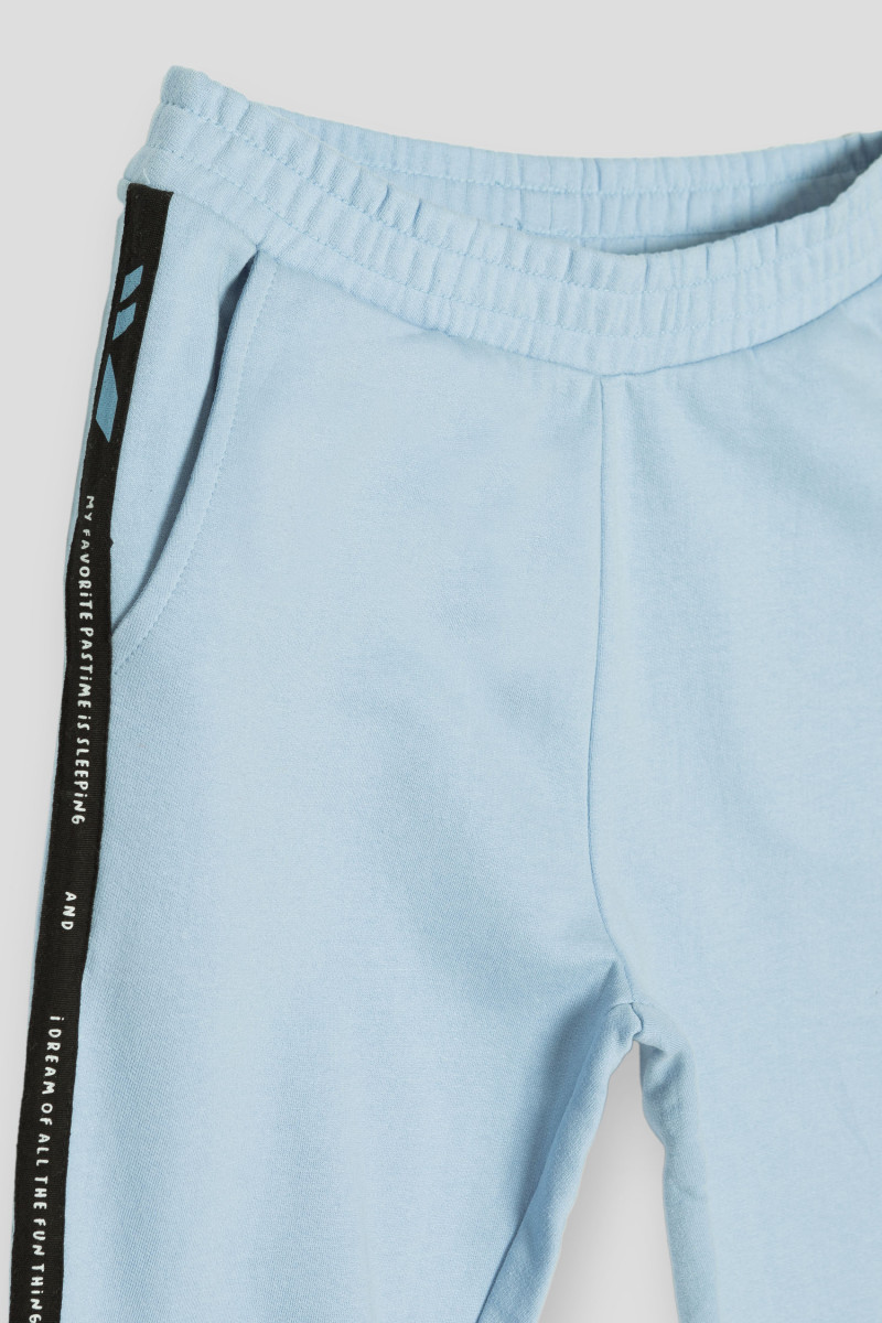 Błękitne spodnie dresowe z lampasami