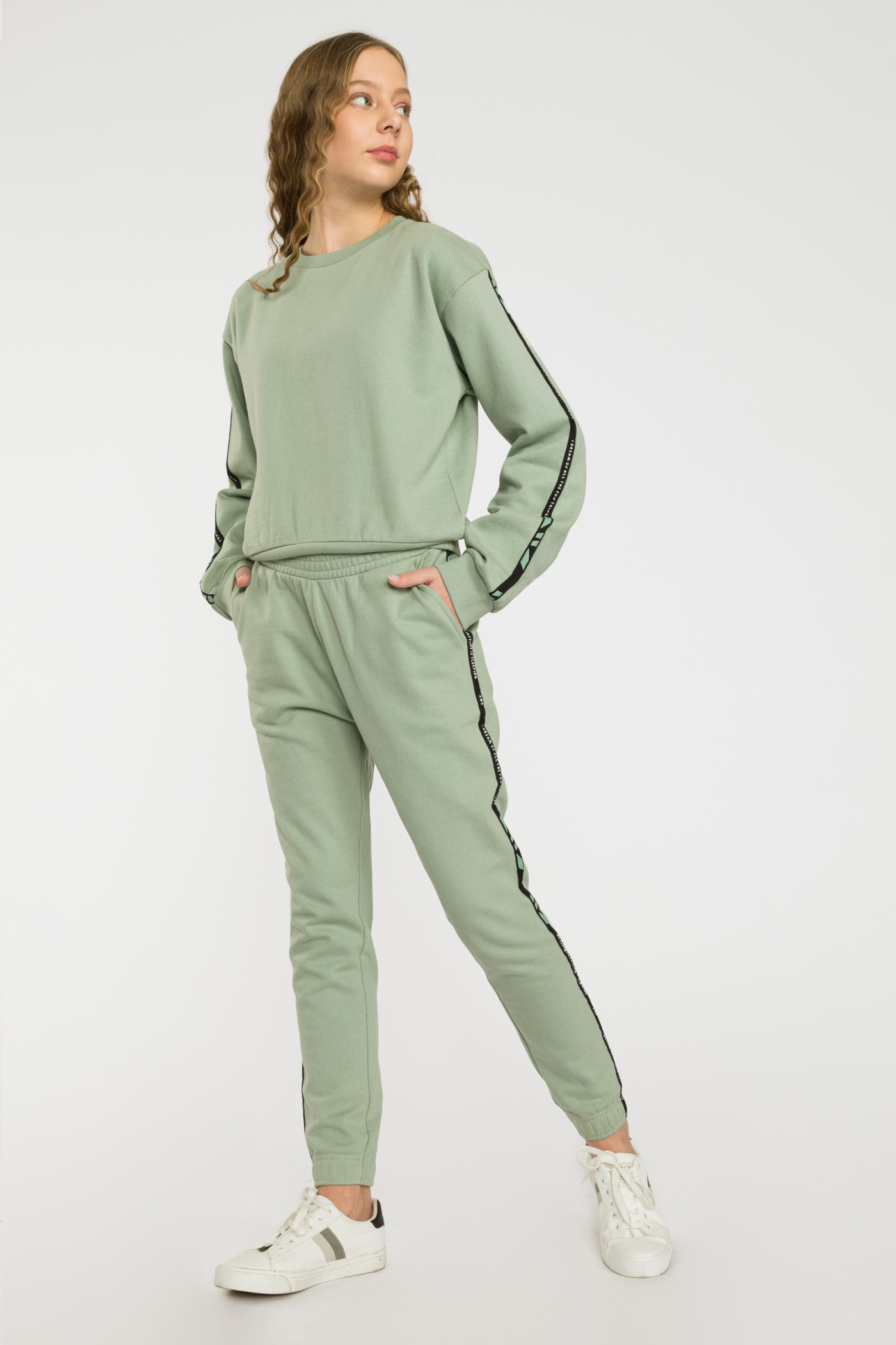 Pistacjowe spodnie dresowe z lampasami