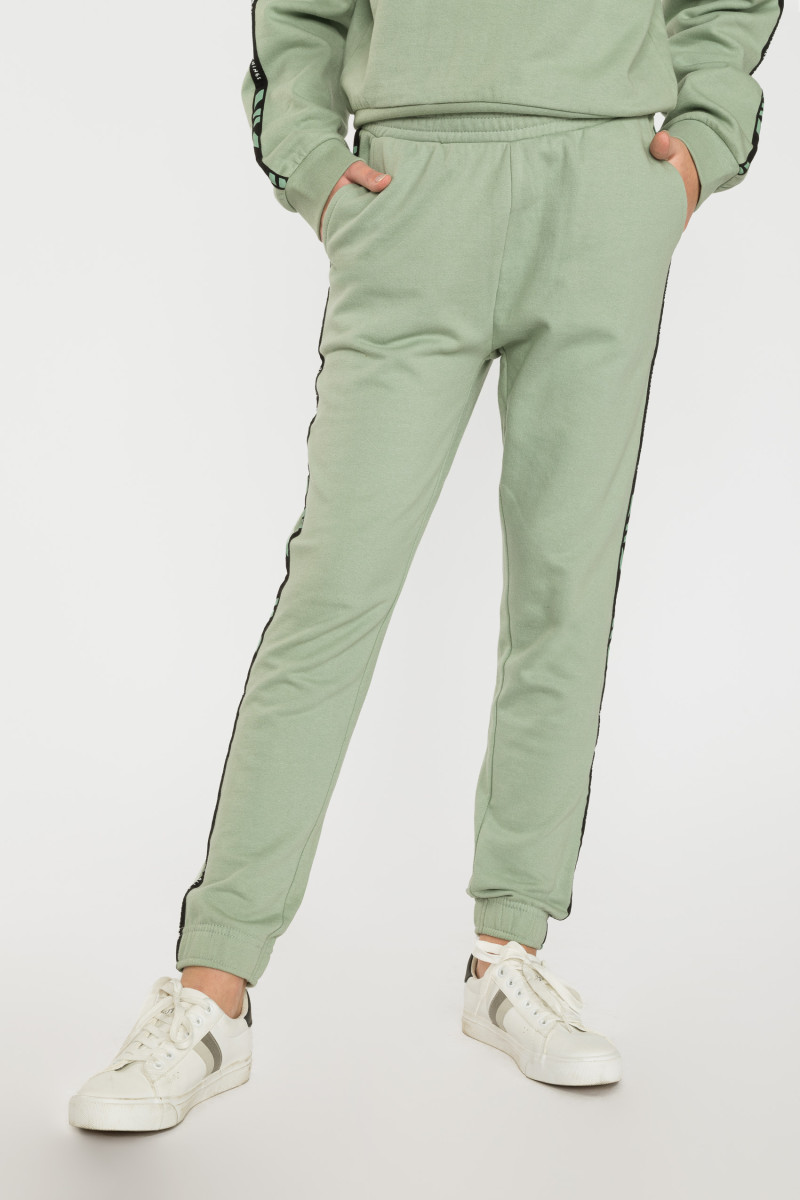 Pistacjowe spodnie dresowe z lampasami
