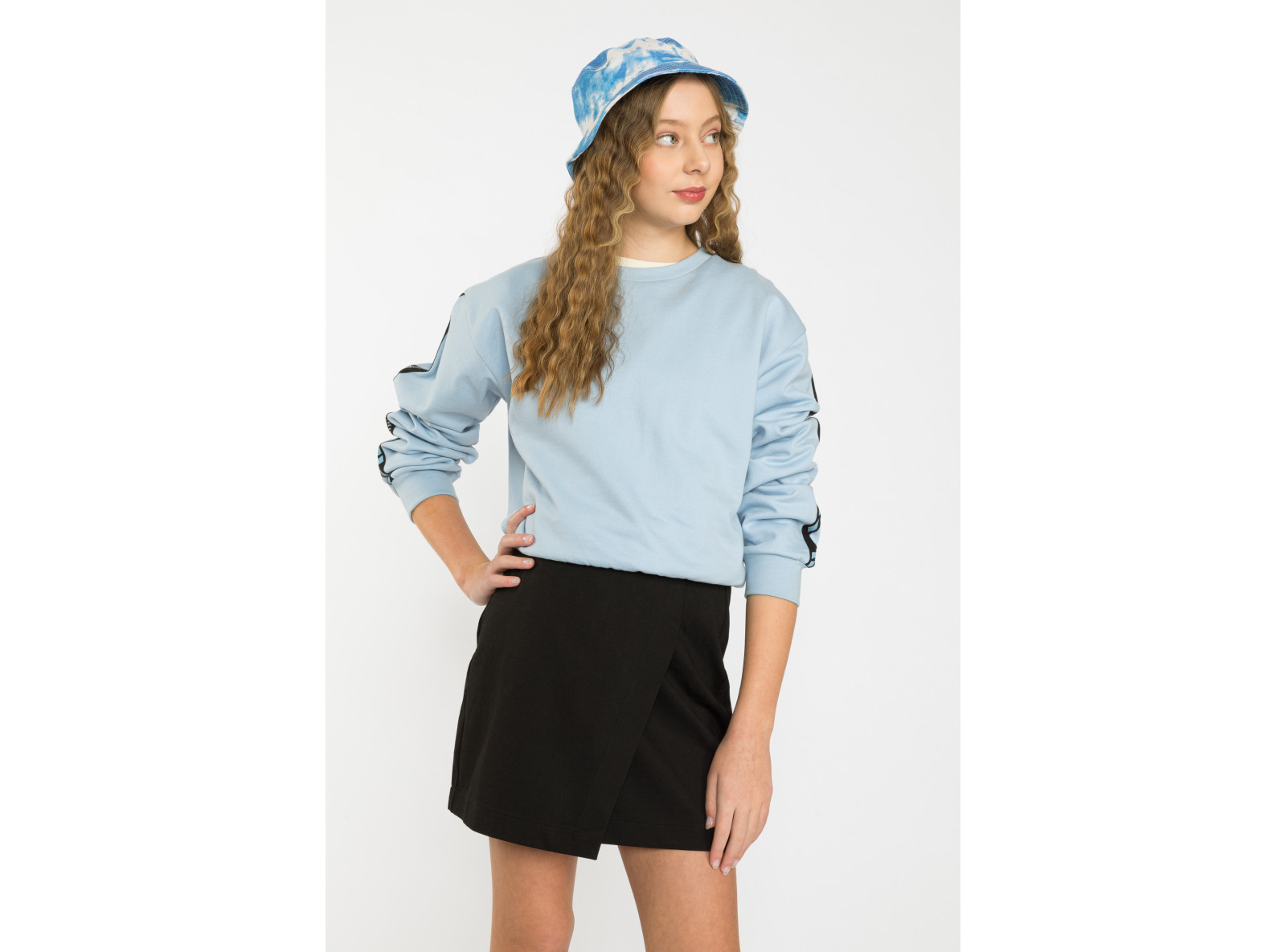 Błękitna bluza dresowa z lampasami